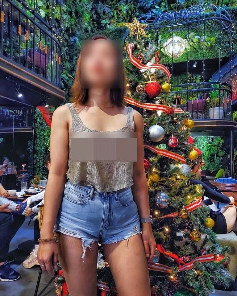 Dù dư luận có ra sức chỉ trích thì bản thân người phụ nữ này vẫn không từ bỏ ý định ăn mặc hở hang và đăng tải lên MXH.