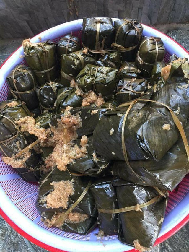 Gói không kín khiến toàn bộ gần gạo nếp bên trong bánh bị chảy ra trông vô cùng thảm bại. Tết nhất đến nơi rồi mà còn bị "hạn bánh chưng" quật vào người.