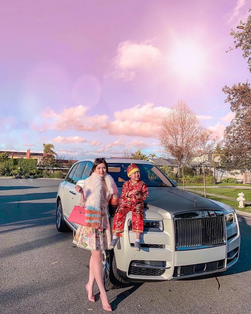 Cô nàng thường xuyên đọ dáng cùng những chiếc Rolls-Royce như Wraith, Ghost Series II hay Phantom…