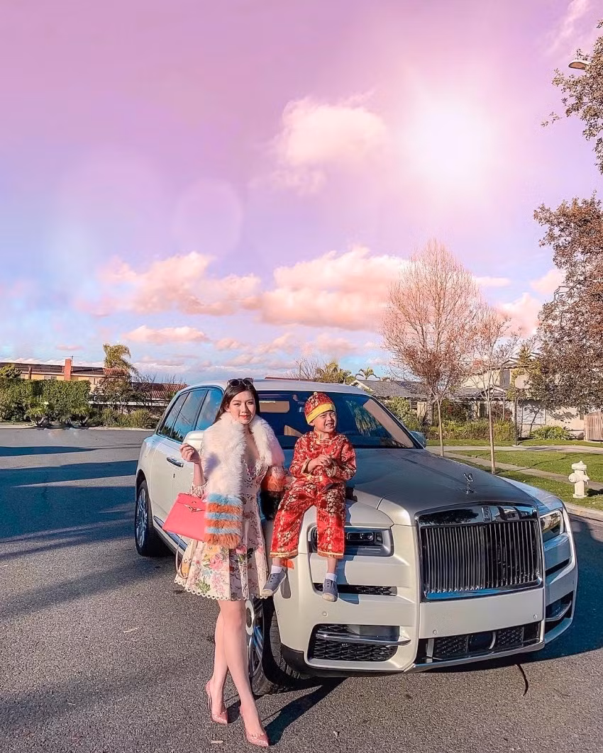 Cô nàng thường xuyên đọ dáng cùng những chiếc Rolls-Royce như Wraith, Ghost Series II hay Phantom…