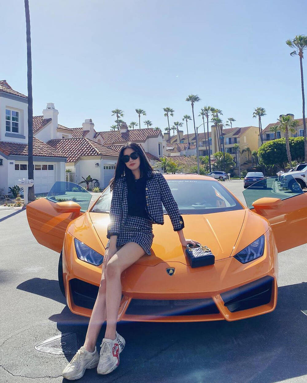 Bằng Linh còn khiến nhiều người trầm trồ khi thả dáng bên hai chiếc siêu xe mang giá trị khủng lần lượt lên đến 10 tỷ và 18 tỷ đồng.