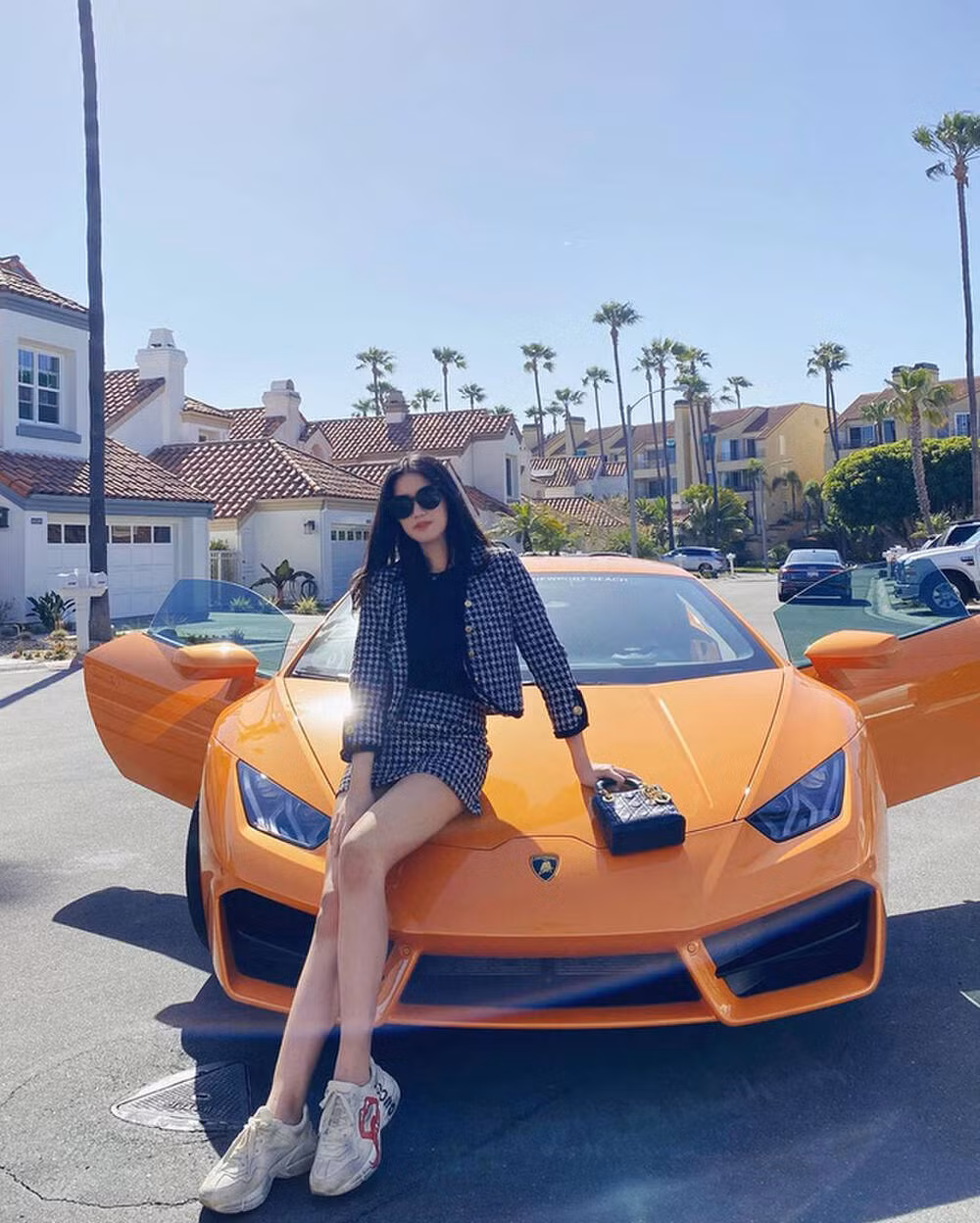 Bằng Linh còn khiến nhiều người trầm trồ khi thả dáng bên hai chiếc siêu xe mang giá trị khủng lần lượt lên đến 10 tỷ và 18 tỷ đồng.