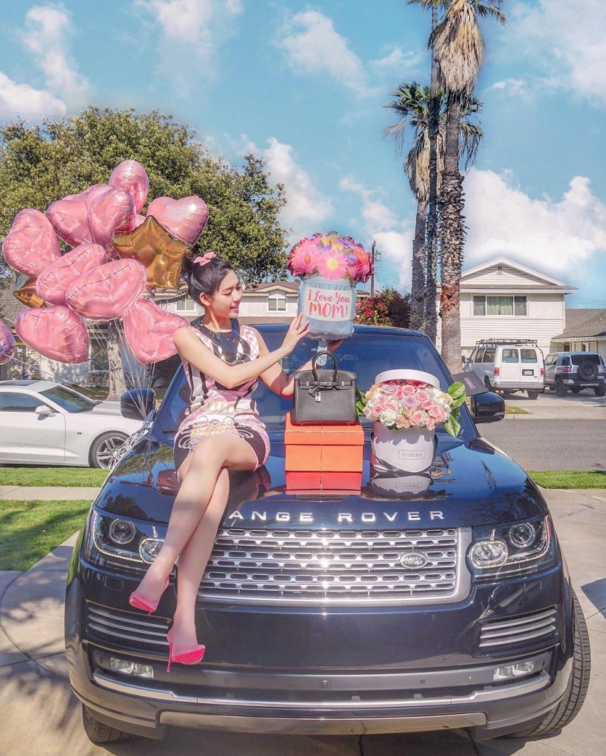 Trong nhiều bức ảnh, cô nàng thường thả dáng bên những chiếc xế hộp đắt tiền. Ảnh: Tổng hợp