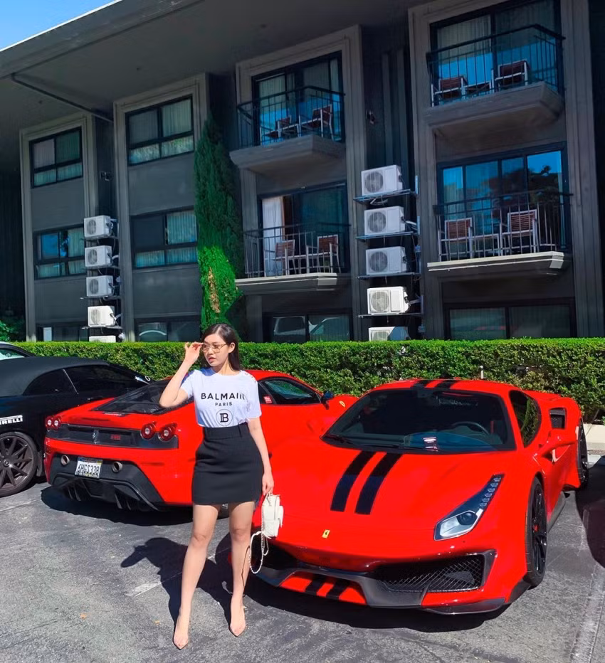 Tiểu Giang liên tục khiến nhiều người trầm trồ bởi bộ sưu tập xế hộp xịn sò mà cô đang sở hữu.