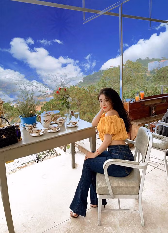 Không còn là cô gái giản dị, xinh nhẹ nhàng như thuở còn ở Đà Lạt bán bánh tráng, Bảo Chi nay đã trở nên quyến rũ và có nhiều nét cá tính, ấn tượng hơn. Ảnh: FBNV