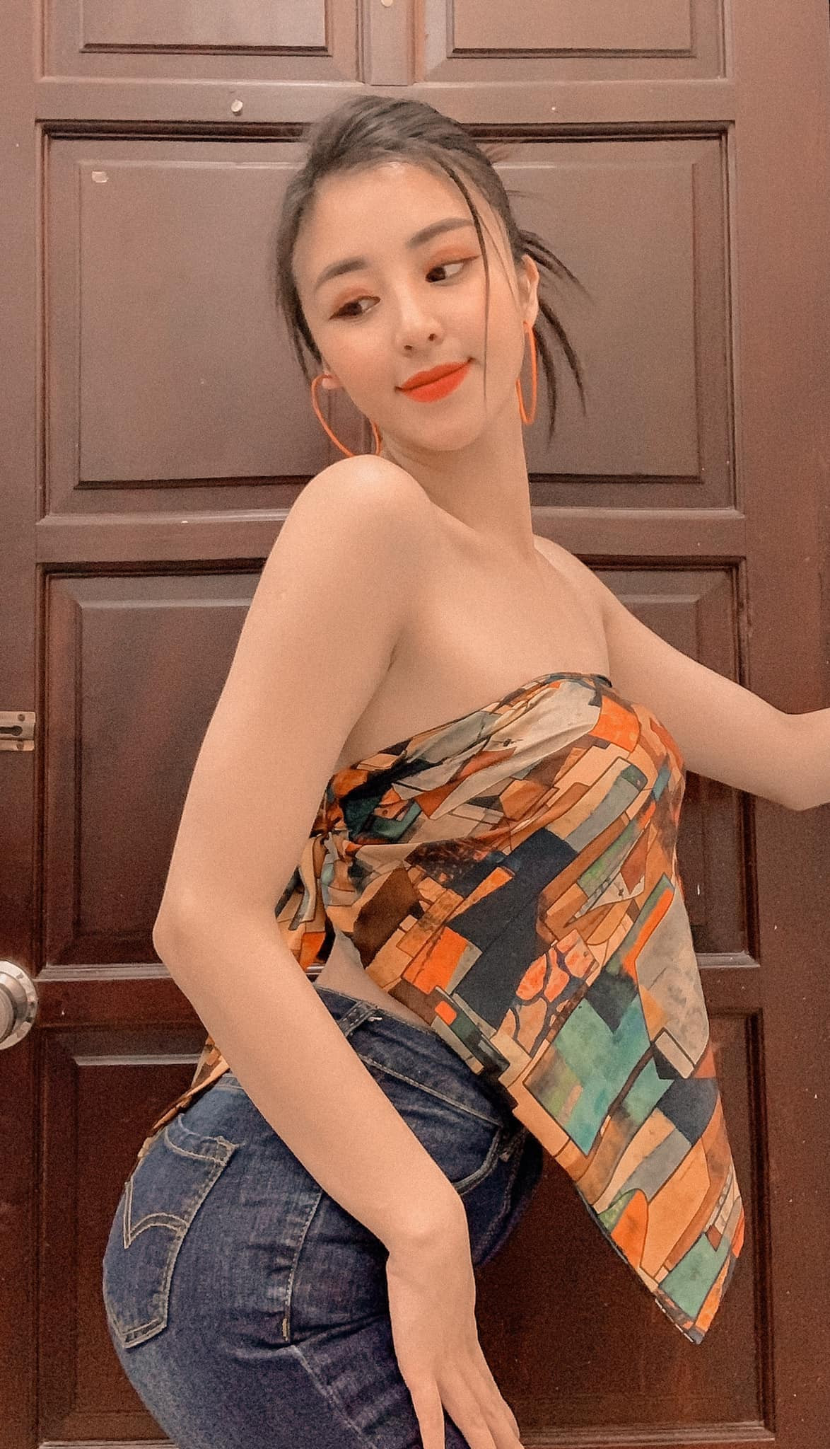 Phong cách thời trang của cô cũng thay đổi từ vẻ giản dị 8 năm trước thành sang chảnh, quyến rũ như hiện tại.