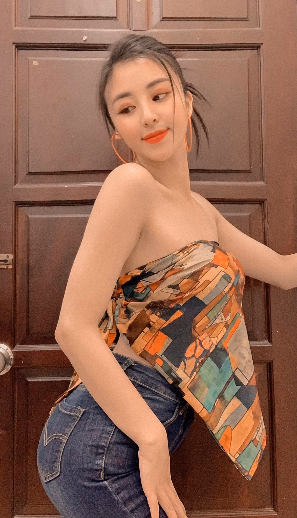 Phong cách thời trang của cô cũng thay đổi từ vẻ giản dị 8 năm trước thành sang chảnh, quyến rũ như hiện tại.