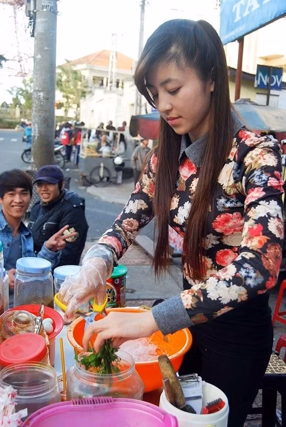 Cũng nhờ nổi tiếng mà quán bánh tráng trộn của cô giữa chợ Đà Lạt trở nên đông khách hơn bao giờ hết.
