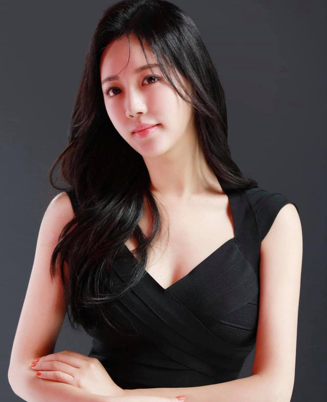 Sau khi tốt nghiệp Đại học Northeastern Illinois, Chicago, Hoa Kỳ, Lee Dan Bi học Cao học Báo chí và Phát thanh, truyền hình tại Đại học Chung Ang, Hàn Quốc.