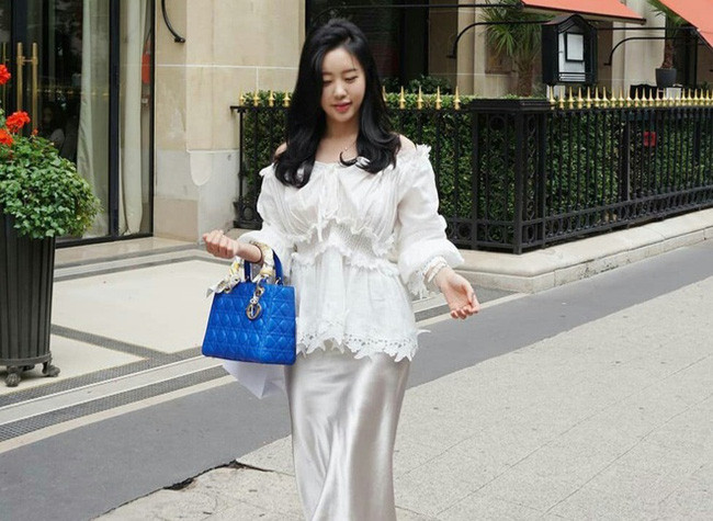 Trên trang cá nhân của Lee Dan Bi đa phần là những bức ảnh chụp đơn giản, tôn lên vẻ đẹp tự nhiên và nước da trắng mịn.