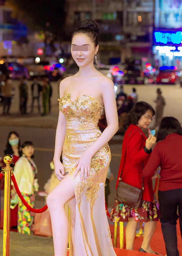 Theo tìm hiểu, M.N có mặt tại buổi chung kết cuộc thi Hoa hậu D.N.T.C với tư cách là khách mời. Tại đây, M.N có cơ hội gặp gỡ và tiếp xúc với một số người nổi tiếng trong giới showbiz Việt.