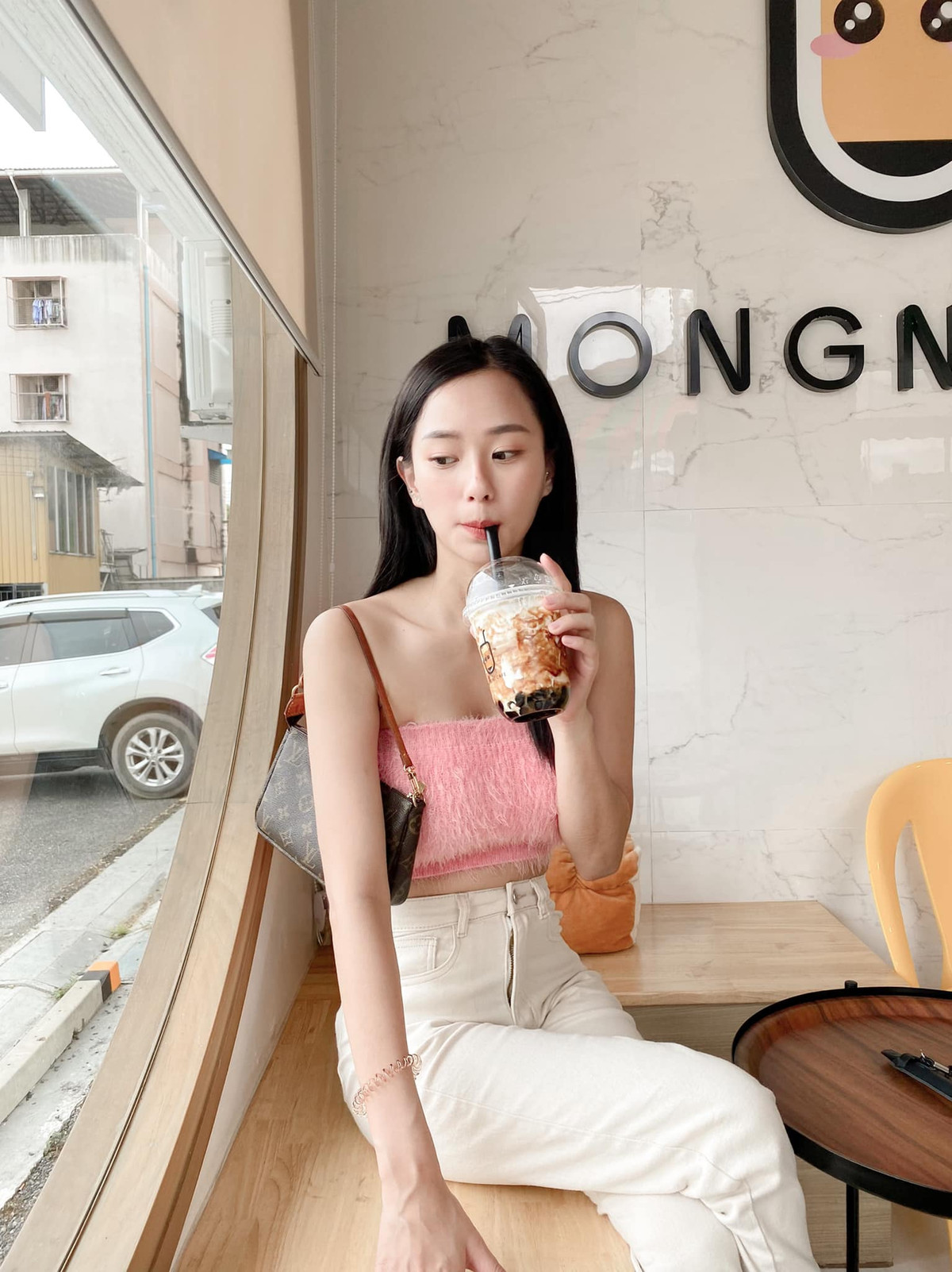 Methmutha còn phát huy năng lực phối đồ, khoe được gu ăn mặc hiện đại, năng động nhưng cũng rất nữ tính để nhiều bạn gái học hỏi.