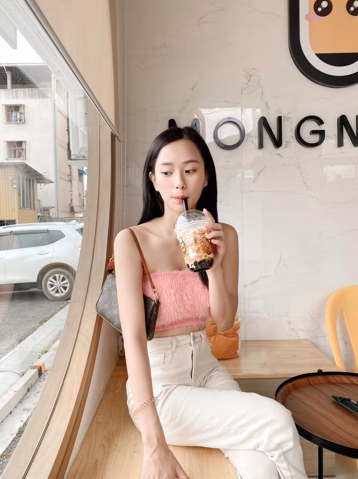 Methmutha còn phát huy năng lực phối đồ, khoe được gu ăn mặc hiện đại, năng động nhưng cũng rất nữ tính để nhiều bạn gái học hỏi.