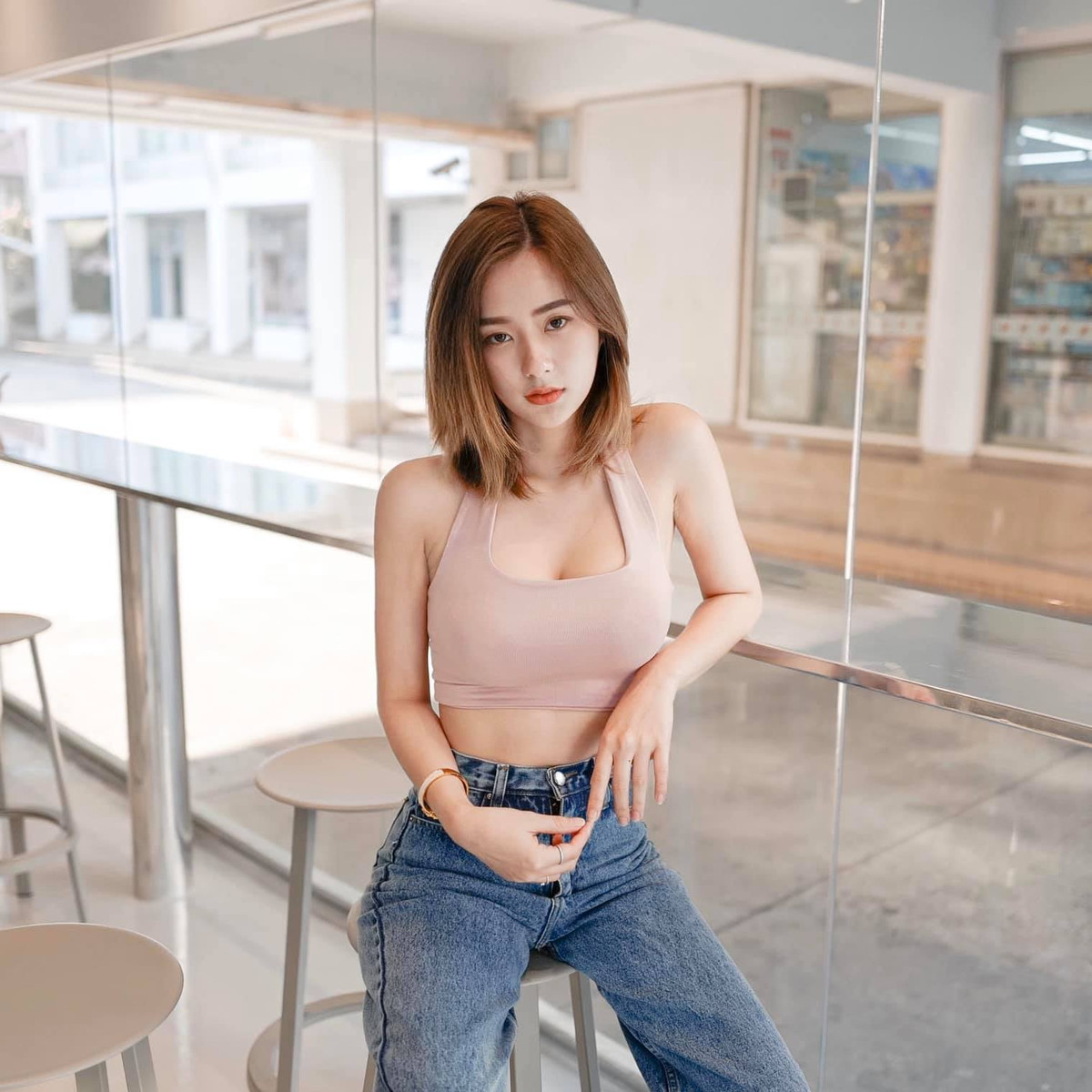 Số đo ba vòng cân đối, vòng eo thon gọn liên tục được khoe khéo bằng trang phục ôm sát hay những chiếc áo crop top trẻ trung.