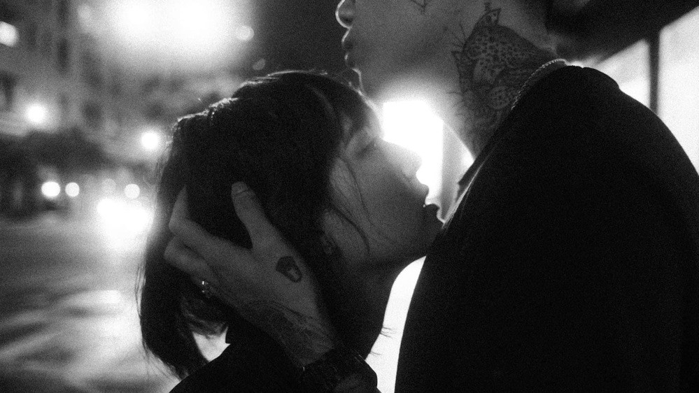 Theo nhiều lời đồn đoán, bạn trai Hải Tú là một thợ xăm. Bộ ảnh này được chụp với phong cách mới lạ. Thế nhưng 5 ngày trước khi trở thành "nàng thơ" của Sơn Tùng, Hải Tú đã quyết định chia tay.