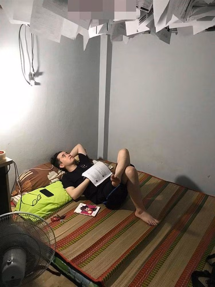 Cách ôn thi được cả đôi đường, vừa được nằm nghỉ ngơi vừa được ôn nạp kiến thức.