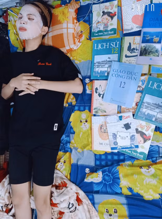 Ôn gì tầm này nữa, làm đẹp là trên hết.