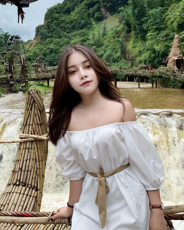 Sinh năm 2000, hiện tại mới 20 tuổi nhưng hot girl áo dài Meily Mia đã sở hữu vóc dáng mà nhiều người hằng mơ ước. Cô nàng cao 1m60 và sở hữu vóc dáng cân đối. Số đo ba vòng tương đối chuẩn 75 - 61 - 80 cm.