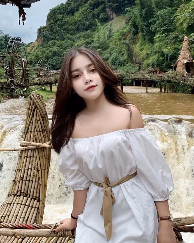 Sinh năm 2000, hiện tại mới 20 tuổi nhưng hot girl áo dài Meily Mia đã sở hữu vóc dáng mà nhiều người hằng mơ ước. Cô nàng cao 1m60 và sở hữu vóc dáng cân đối. Số đo ba vòng tương đối chuẩn 75 - 61 - 80 cm.