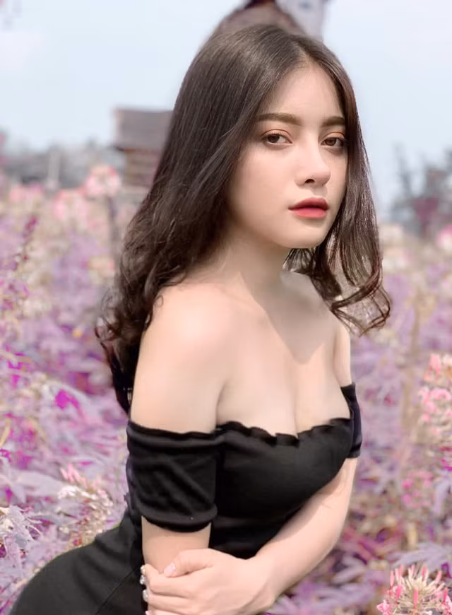 Meily Mia từng được so sánh với Hoa đán Địch Lệ Nhiệt Ba nhờ sở hữu vẻ đẹp khác lạ.