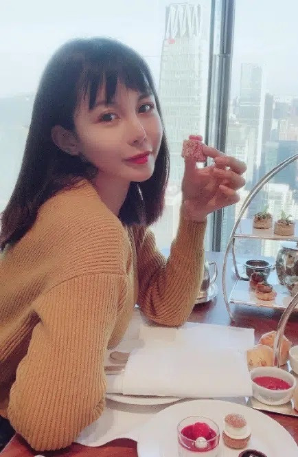 Hiện tại, cô gái gây bão năm nào không hoạt động nghệ thuật nhiều nữa mà dành thời gian cho những sở thích khác như đọc sách, vẽ tranh, chơi đùa cùng mèo…