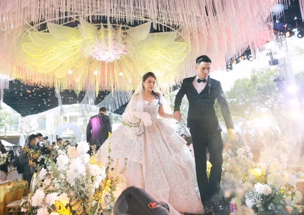 Không gian cưới cũng được trang hoàng lộng lẫy, lung linh như lâu đài cổ tích. Có thể thấy dù tổ chức đến 3 đám cưới ở 3 nơi khác nhau nhưng Bùi Tiến Dũng và Khánh Linh vẫn chuẩn bị một cách chu đáo, hoành tráng nhất cho ngày trọng đại trong đời.