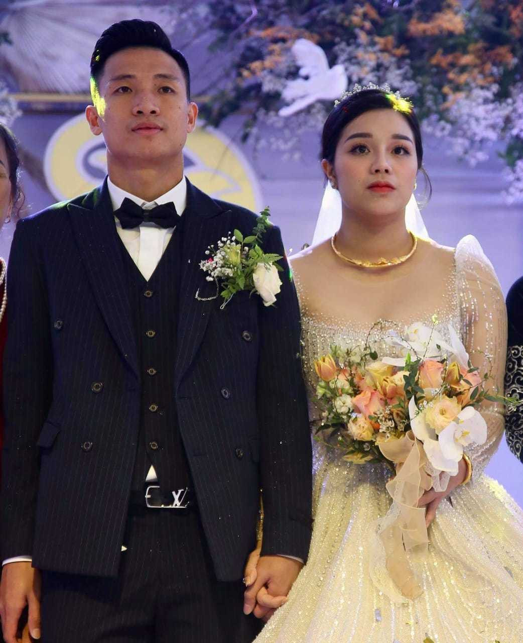 Giống như nhiều đám cưới của các cầu thủ nổi tiếng, trong ngày vui của Bùi Tiến Dũng nàng WAG Khánh Linh là nhân vật tiếp theo bị rơi vào tầm ngắm soi nhan sắc.