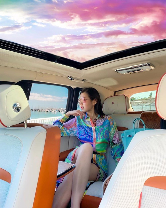 Là ái nữ của đại gia kinh doanh siêu xe tại Việt Nam, 9X có cơ hội sở hữu và trải nghiệm hơn 50 dòng xe khác nhau như Huracan, Bentley, Rolls-Royce.