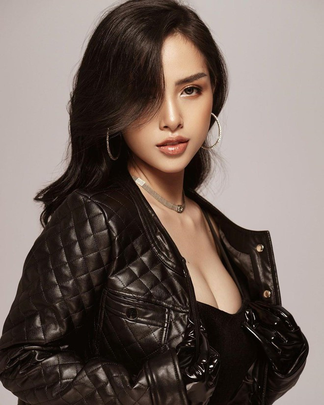 Sau khi sinh con, cô nhanh chóng lấy lại vóc dáng gợi cảm như xưa khiến nhiều mẹ bỉm sữa ngưỡng mộ.