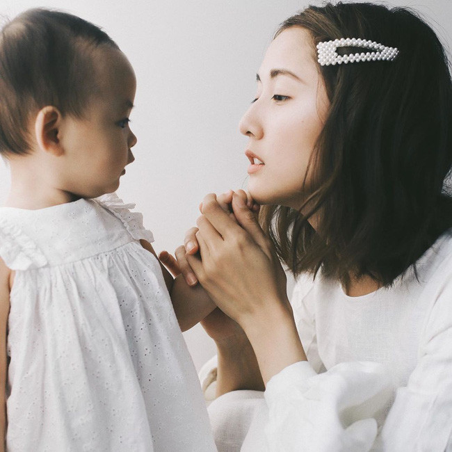 Đặc biệt, cô con gái Julia Junior (JJ) ngay từ bé cũng đã được mẹ định hình cho cách ăn mặc giống hệt Julia Đoàn.