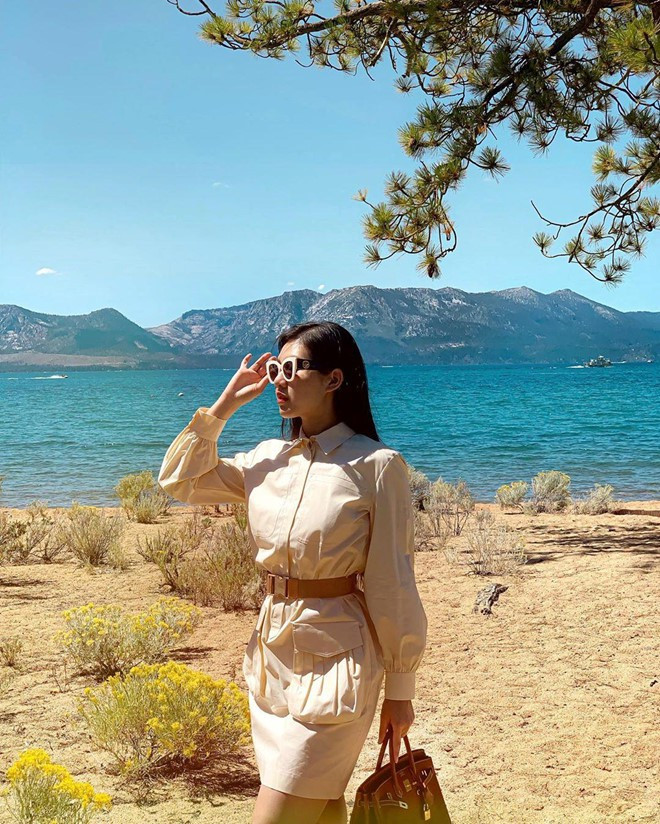 Hot girl sinh năm 1993 thường đăng tải hình ảnh khoe vóc dáng thon thả bên siêu xe cùng những món hàng hiệu đắt đỏ trên trang cá nhân.