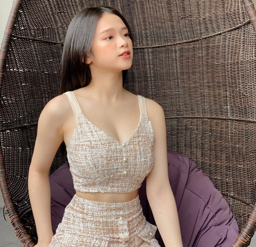 Hot girl vừa tạo lại kênh YouTube với tên gọi Linh Ka Official và đã có vlog đầu tiên. Kênh YouTube đã thu hút hơn 1.000 người đăng kí và đạt gần 7.000 lượt xem ở vlog do tự tay cô nàng lên ý tưởng.