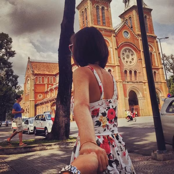  Trào lưu chụp ảnh theo phong cách giấu mặt mang tên Follow me (Theo em đi khắp thế gian) đã xuất hiện trên MXH khá lâu. Nhưng không phải ai cũng có đôi có cặp để mà nắm tay nhau đi khắp thế gian. Cũng từ đây mà trào lưu này đã phát triển ra thành nhiều phiên bản khác cực hài hước.