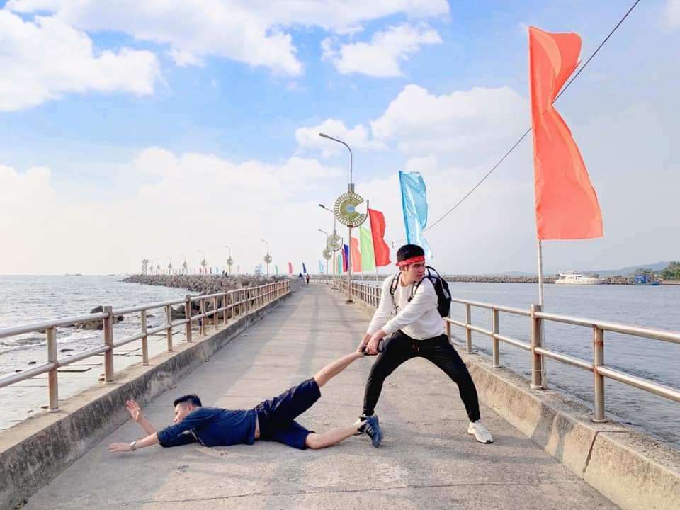 Trong loạt bức ảnh đăng tải lên mạng xã hội có thể thấy, hai bạn đã đi đến Phú Quốc và ghé thăm cực nhiều địa điểm tại đây. Thay vì cầm tay như trào lưu gốc thì họ lại tạo dáng với tư thế nắm chân, “kéo bừa” người còn lại dưới đất hay vác nhau trên vai.