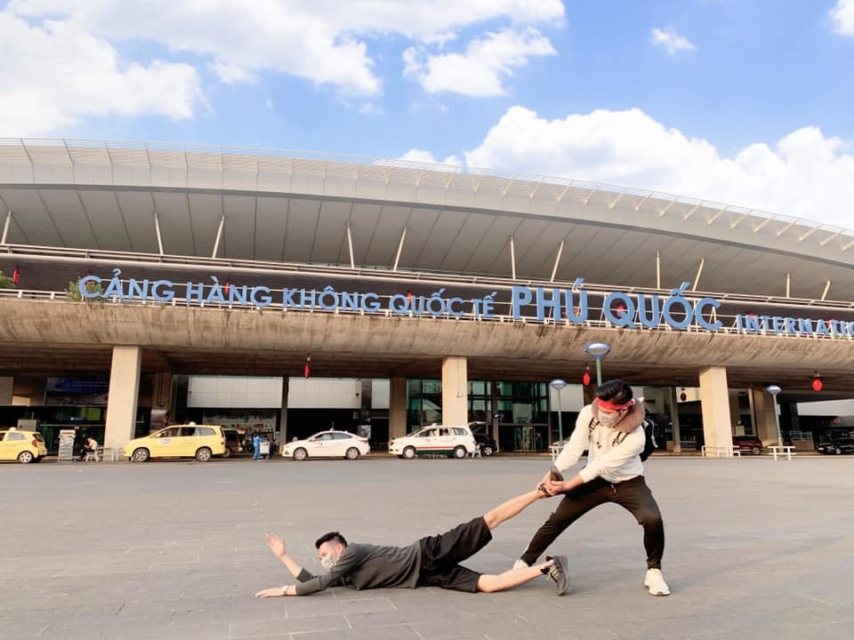 Từ cách “pose” dáng cùng biểu cảm thú vị của hai anh em đã làm nhiều dân mạng được phen cười nghiêng ngả.