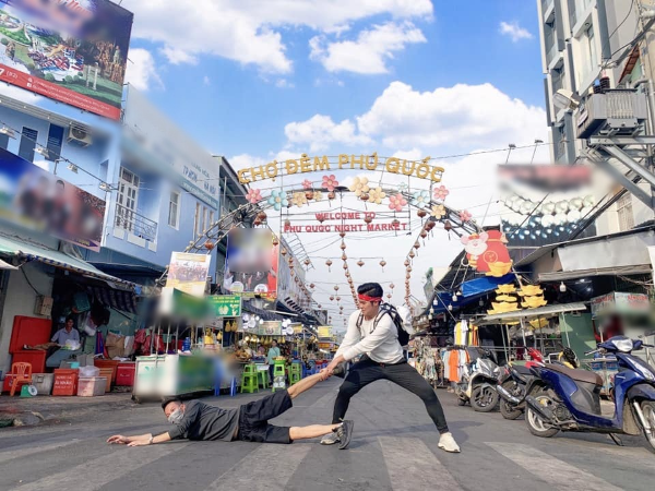 Dù đang ở trên đường nhưng hai anh em vẫn rất nhiệt tình tạo dáng "khó đỡ".