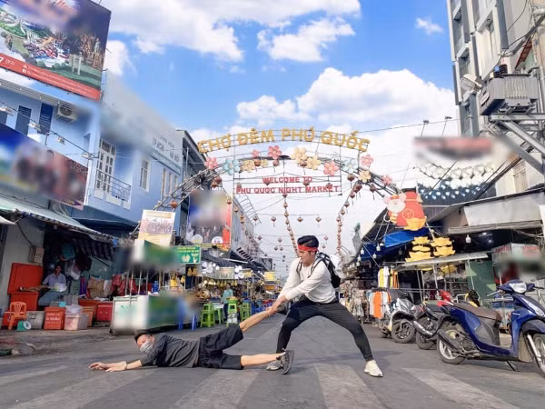 Dù đang ở trên đường nhưng hai anh em vẫn rất nhiệt tình tạo dáng "khó đỡ".