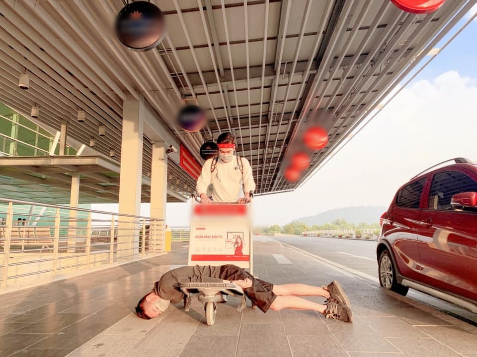 Hết kéo, lại chất lên xe để đẩy đi du lịch để có được bộ ảnh để đời.