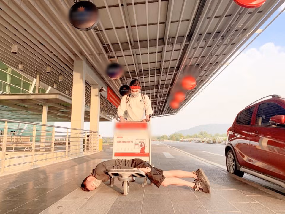 Hết kéo, lại chất lên xe để đẩy đi du lịch để có được bộ ảnh để đời.