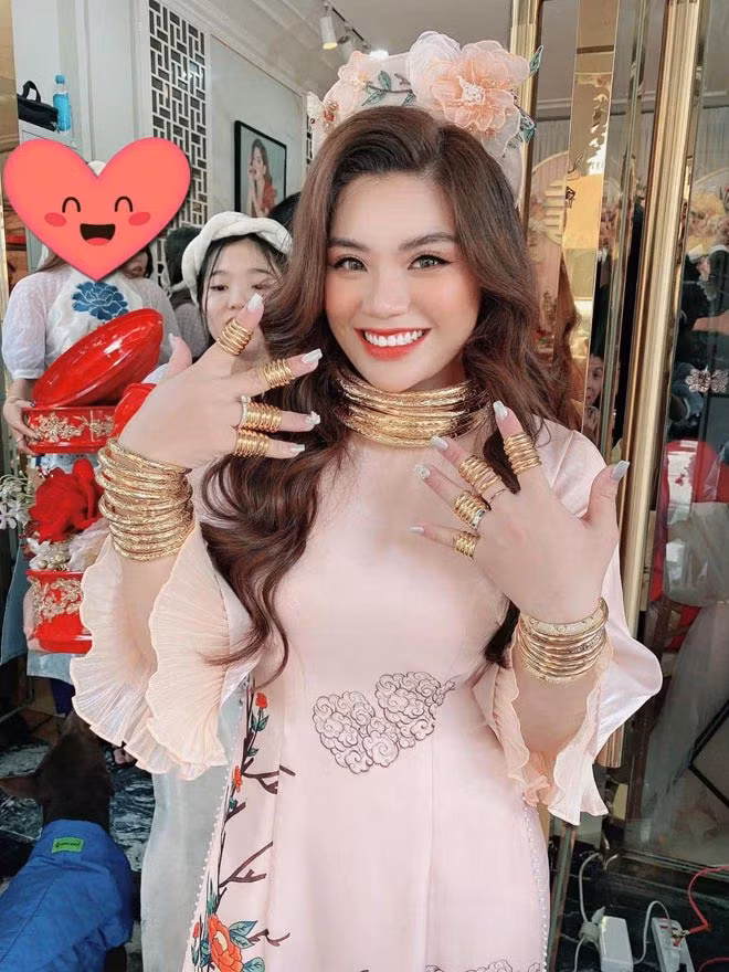 Tháng 11/2020, cộng đồng mạng được phen xôn xao trước đám cưới xa hoa tại Sài Gòn khi cô dâu nhận của hồi môn toàn vàng và tiền.