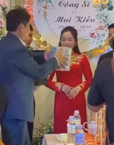 Theo dõi đoạn video, có thể thấy, bố của cô dâu không ngần ngại xách cả vali tiền lên sân khấu và chia thành từng xấp để trao tặng cho con gái kèm theo đó là nhiều giấy chứng nhận về quyền sở hữu nhà đất. Ảnh: Tổng hợp