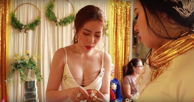 Đám cưới diễn ra vào tháng 2/2020, cô dâu là Nguyễn Thị Ngọc Ánh (SN 1999), hiện làm công việc kinh doanh tại Sài Gòn, chú rể là Trần Nguyễn Đăng Khoa (SN 1998).