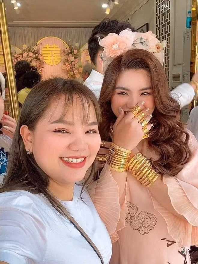 Được biết, đám cưới này diễn ra tại quận 4, TP.HCM, cô dâu là Nguyễn Thị Yến P., hiện làm chủ một thương hiệu mỹ phẩm có tiếng.