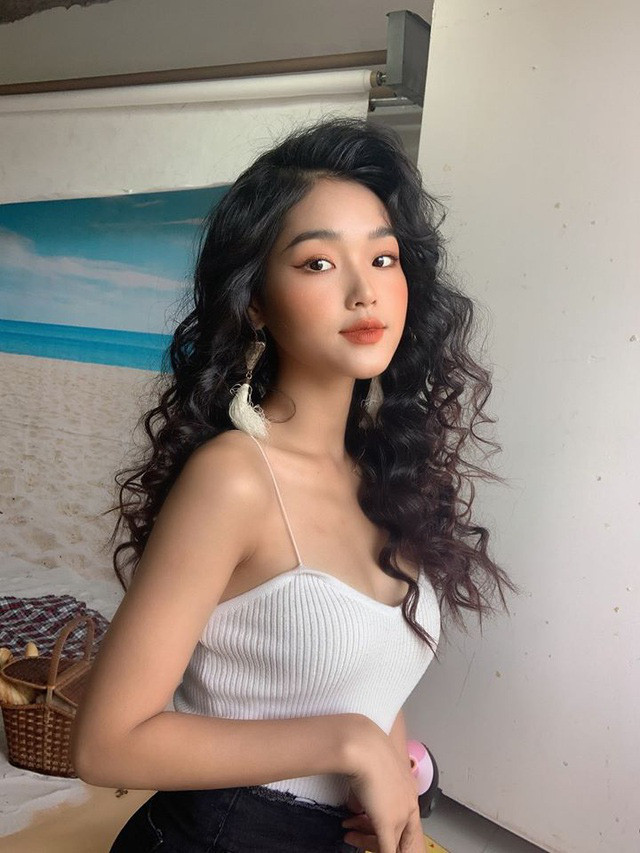 Cù Thị Trà không còn là cái tên quá xa lạ với giới trẻ trên mạng xã hội. Nữ sinh NEU sở hữu gương mặt khả ái, vóc dáng nhỏ nhắn và nụ cười duyên dáng khiến người đối diện "say lòng".