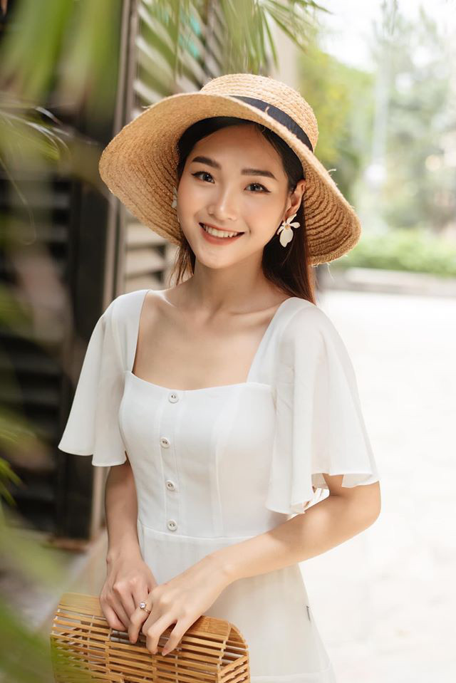 Ngoài học tập, gái xinh xứ Thanh này còn làm mẫu cho các shop thời trang ở Hà Nội.