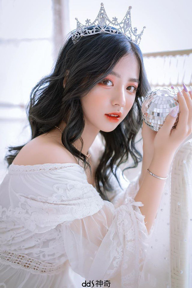 Hằng Phan là gương mặt không còn xa lạ gì với dân mạng, nữ sinh học năm thứ nhất Đại học Kinh tế quốc dân từng được một số tờ báo Trung Quốc dùng những mỹ từ để ca ngợi vẻ ngoài hấp dẫn.