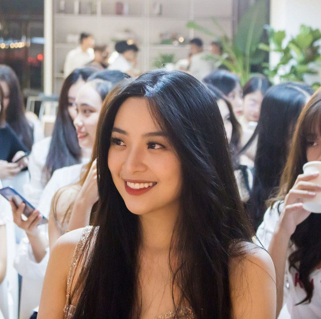 Nàng hot girl này theo học chuyên ngành Tài chính ngân hàng của IBD. Cô cũng là Quán quân The Face of ISME 2019, thí sinh Hoa khôi Sinh viên Việt Nam 2018, Top 7 Miss Áo dài Việt Nam 2018.
