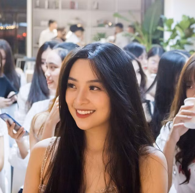Nàng hot girl này theo học chuyên ngành Tài chính ngân hàng của IBD. Cô cũng là Quán quân The Face of ISME 2019, thí sinh Hoa khôi Sinh viên Việt Nam 2018, Top 7 Miss Áo dài Việt Nam 2018.
