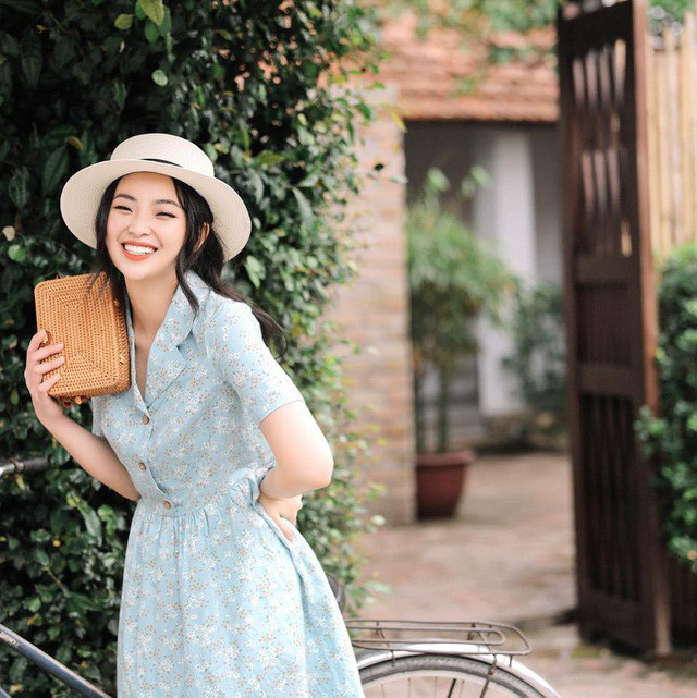 Gương mặt tròn đầy phúc hậu cùng với nụ cười tỏa sáng khiến Hạnh luôn là tâm điểm trên mọi sân khấu.