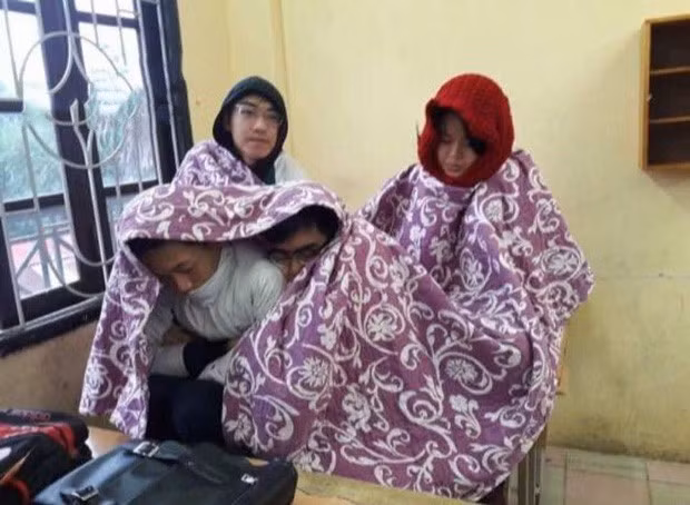 Nhiều bạn còn rủ nhau mang những chiếc chăn đủ màu sắc khiến cho lớp học tự nhiên nhộn nhịp, vui mắt hơn hẳn. Ảnh: Tổng hợp Internet